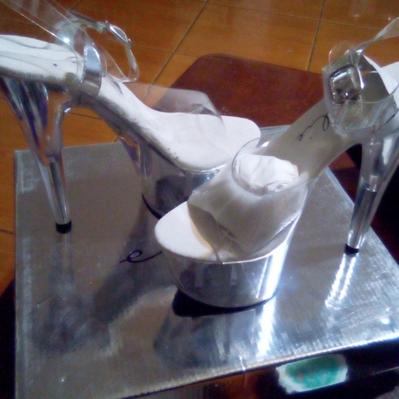 Heels - Picture 4 of 4